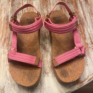 Gently used limited color reef sandals, very nice and comfy